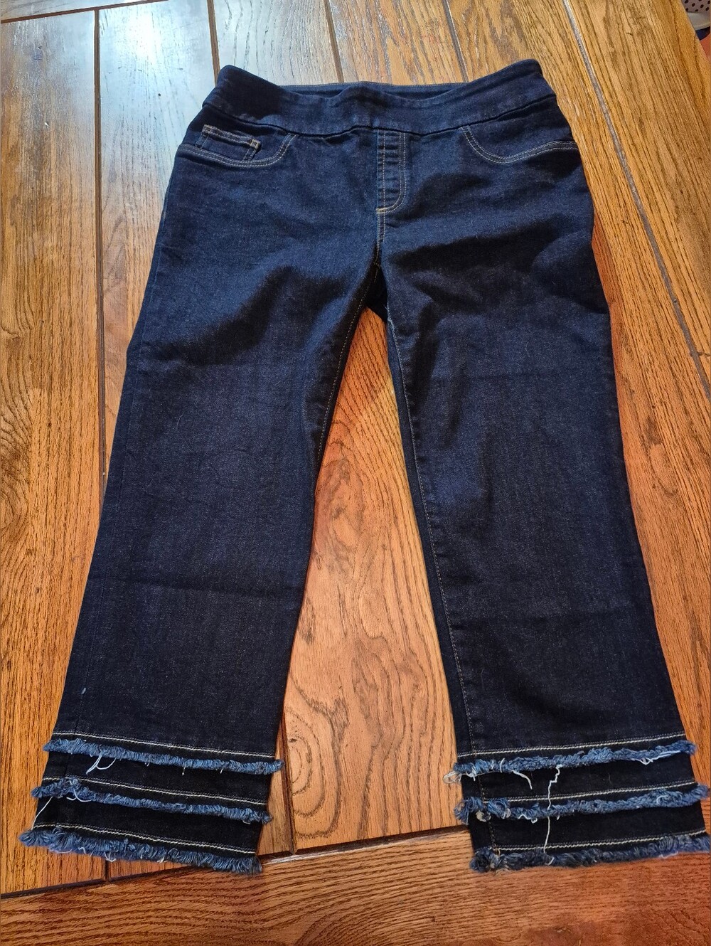 👖NWOT Chico's Slimming Cropped Jeans